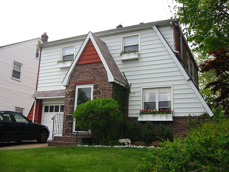 Charming 3 BR, 1.1 Bath home with theater room!