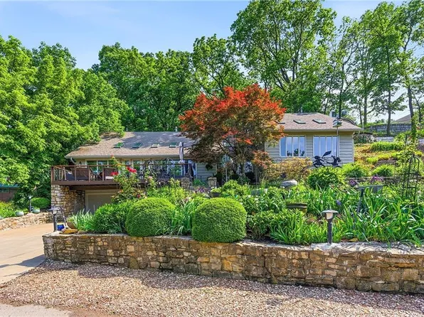 139 Lakeshore Dr S, Lenexa, KS 66217