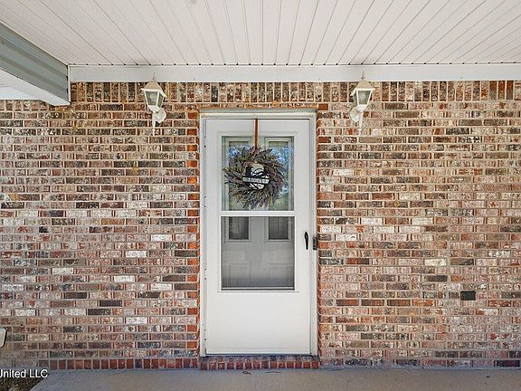4th image of 1085 Thomas Dr