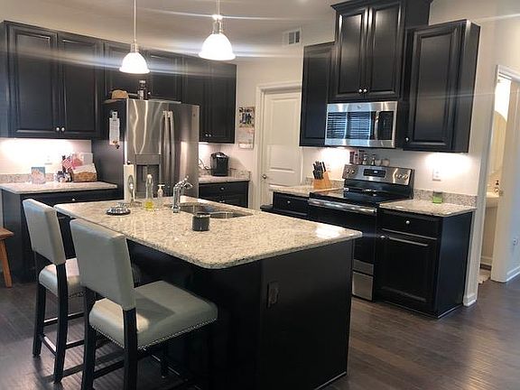 3rd image of 464 Goodman Dr