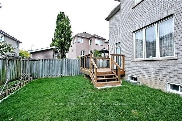 33 Golden Oak Ave — Photo 21