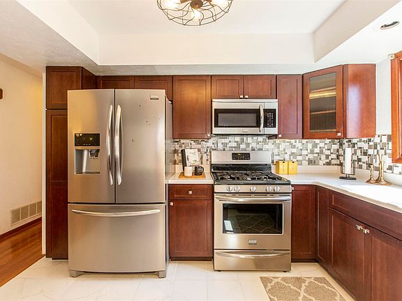 5th image of 18260 Crownhill Dr