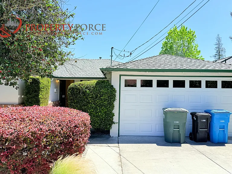 1623 Howard Ave — Photo 3