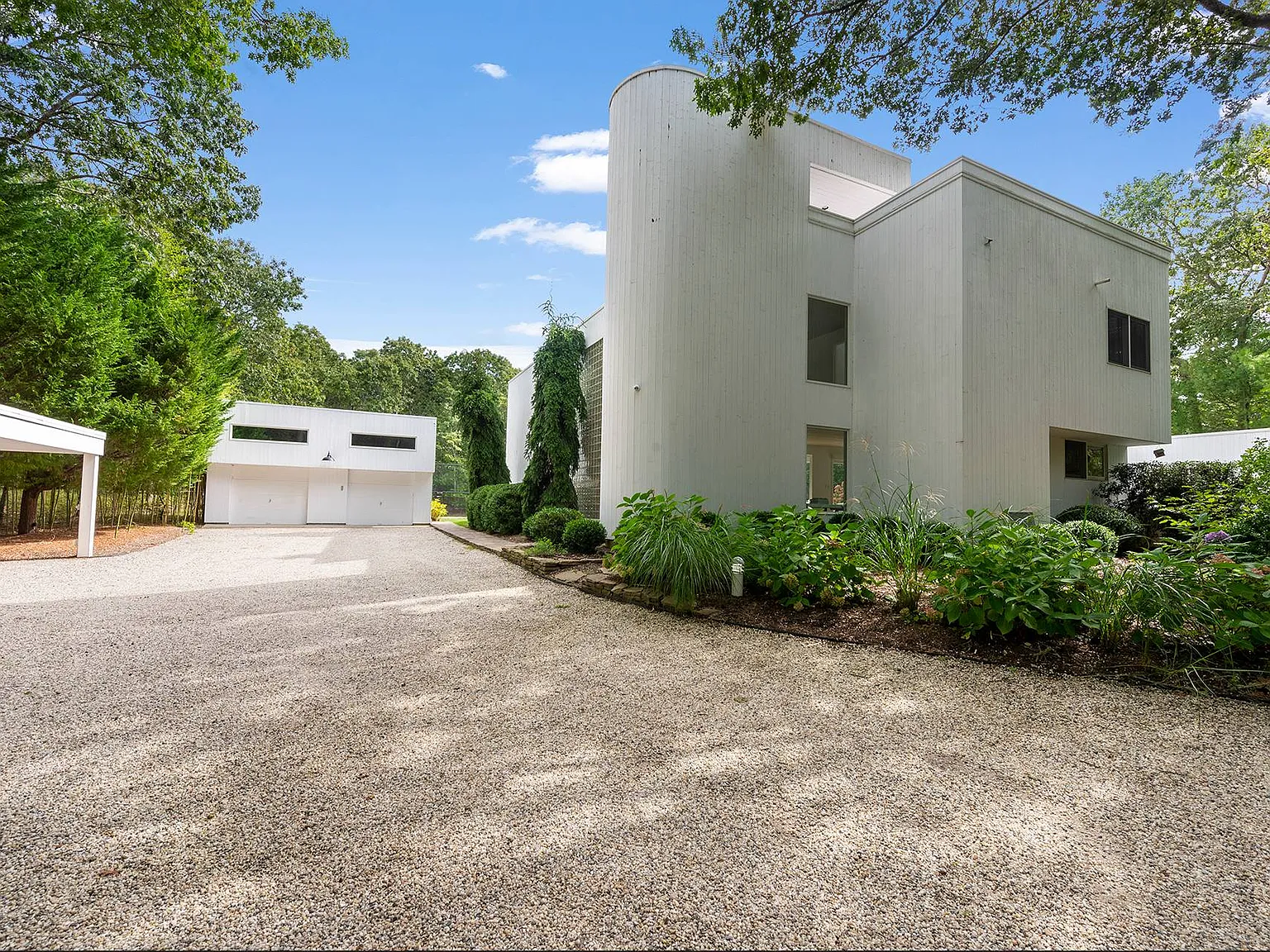 Gated East Hampton Resort Home — Photo 3