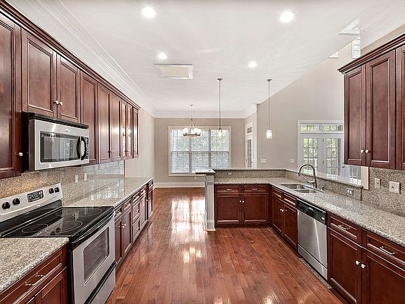 4th image of 501 Aiken Hunt Cir