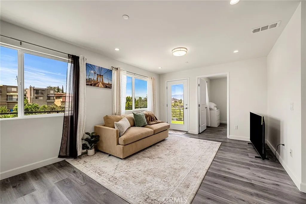 1 bed, 600 sqft, $3,500 — Photo 3
