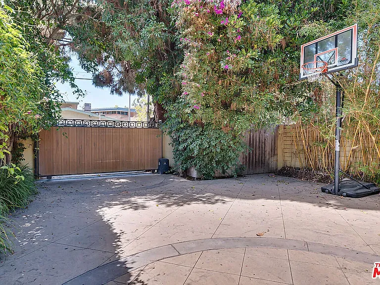 1902 Granville Ave — Photo 46