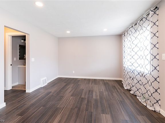 5th image of 1692 Temple Ave
