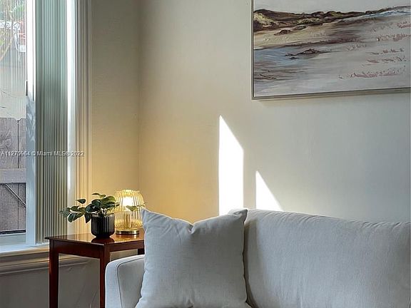 4th image of 1005 N Southlake Dr #1