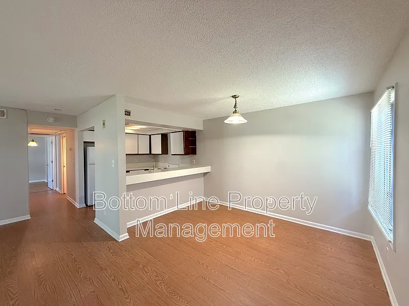 2 bed, 1.0 bath, 900 sqft, $1,200 — Photo 3