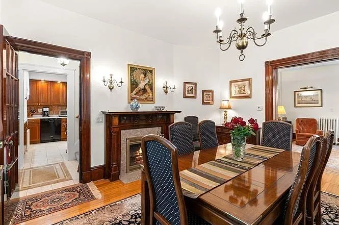 Dining room, passage to kitchen
