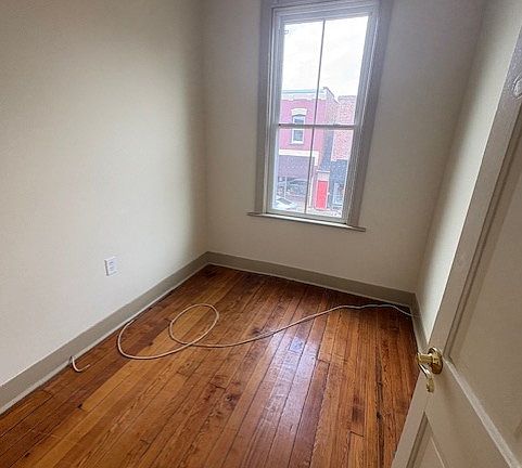 4th image of 165 E Davis St #1