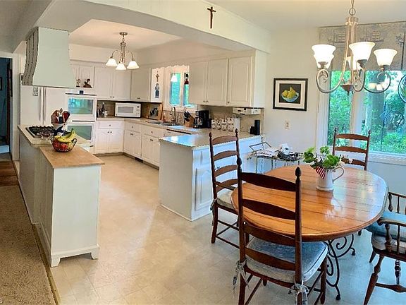 3rd image of 18827 Cliff Cir