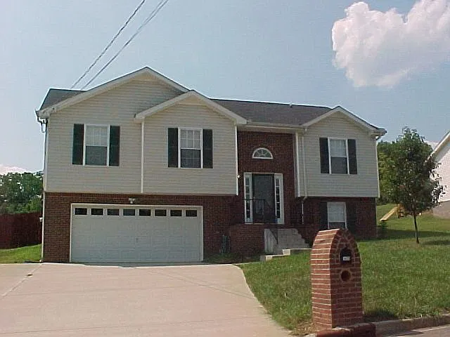 4 bed, 3.0 bath, 1981 sqft, $1,895 — Photo 1