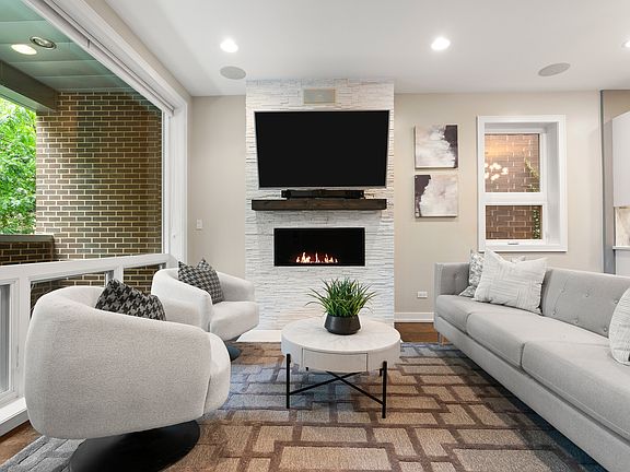 2nd image of 1536 W Walton St #1