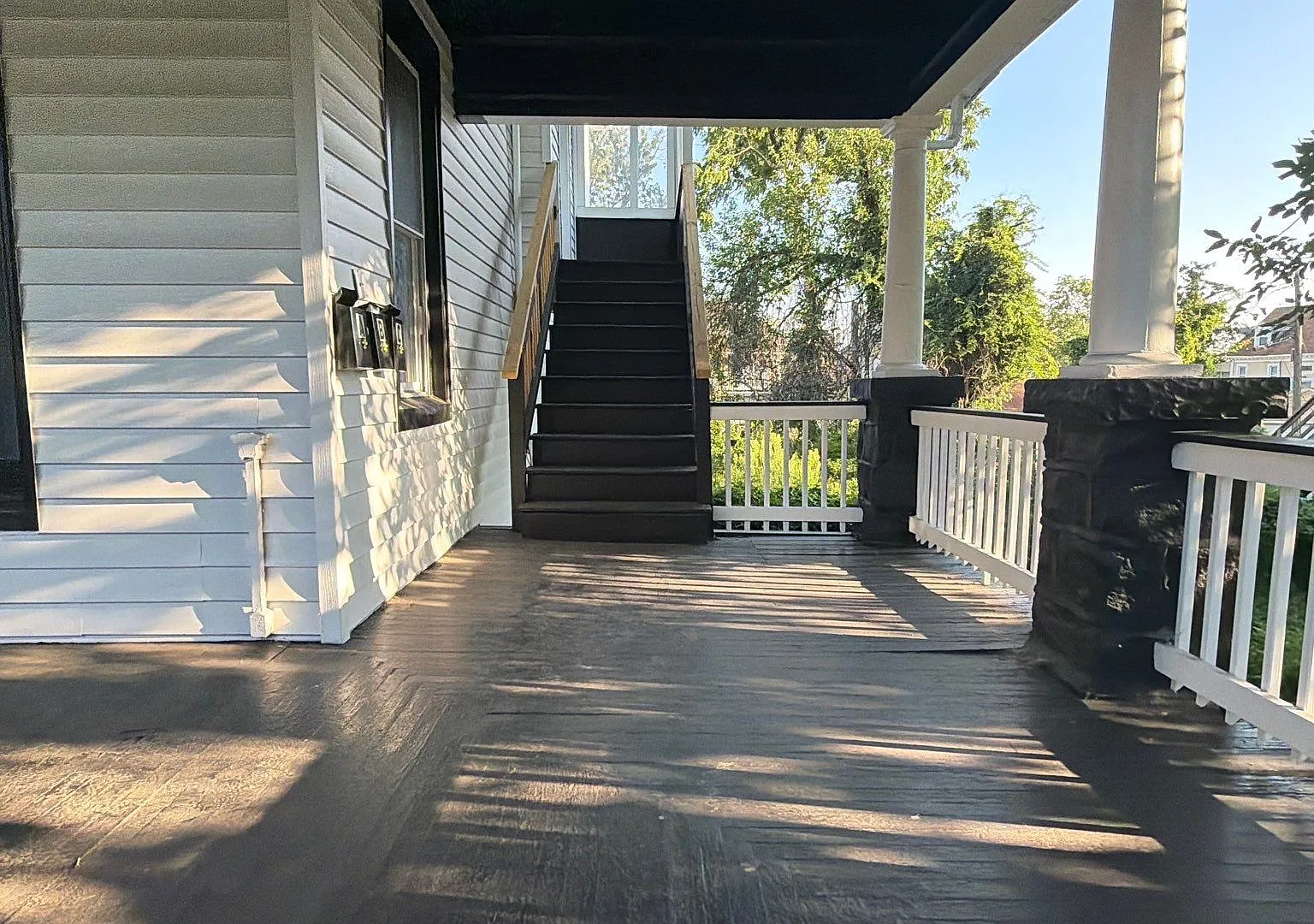 Renovated 3BR Apartment with Private Balcony — Photo 3