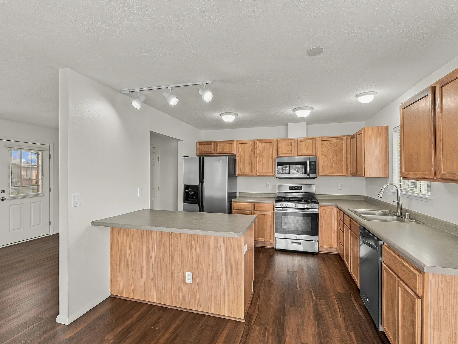 2 bed, 1018 sqft, $2,000 — Photo 3