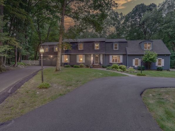 14 Harvard Dr, Bedford, MA 01730