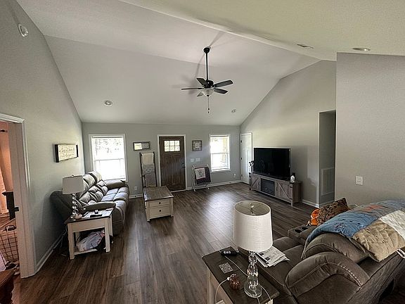 4th image of 106 Reese St