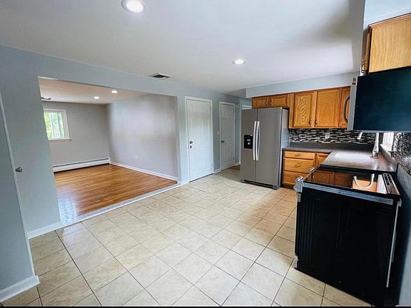 2nd image of 10 Pagano Ct #2