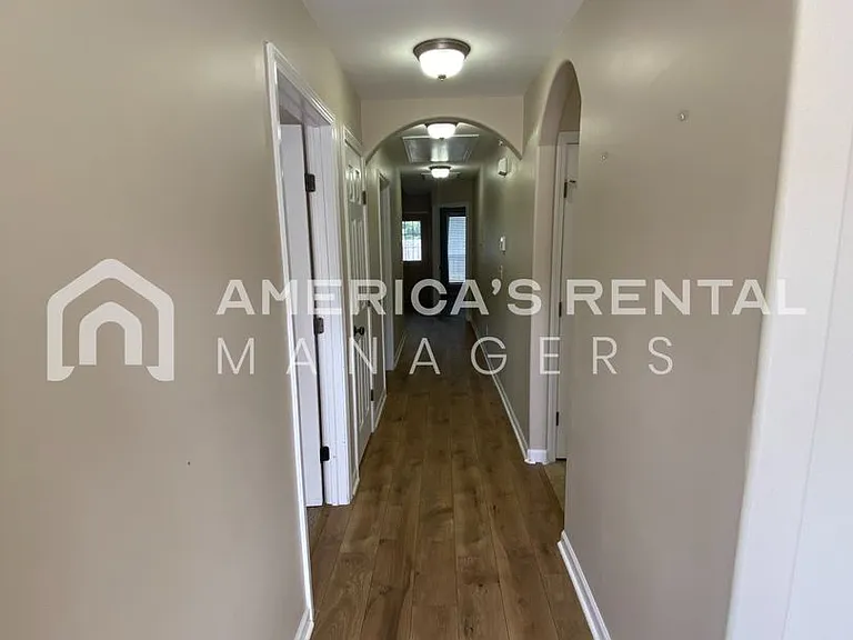 2807 Southwood Ln — Photo 2