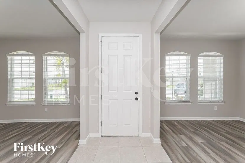 4 bed, 2.0 bath, 2256 sqft, $3,060 — Photo 2