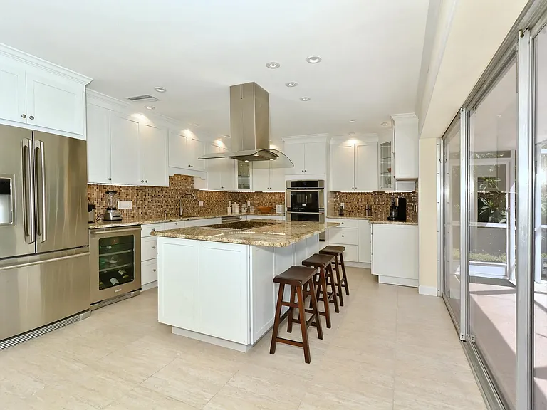Fully equipped gourmet kitchen
