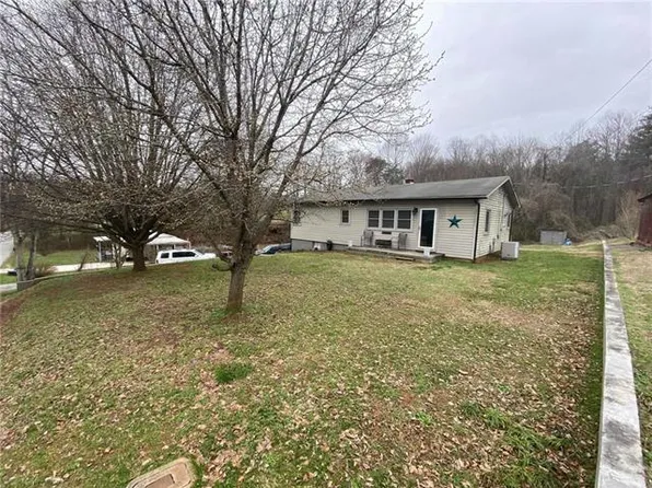 119 SE Plymouth Rd, Lenoir, NC 28645
