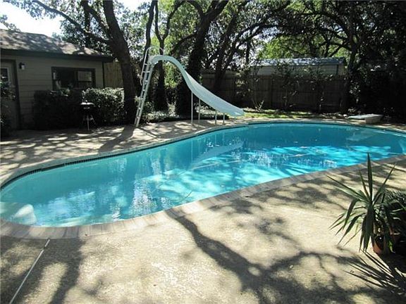 3rd image of 702 W Esparada Dr