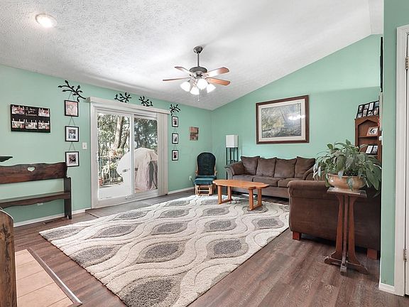 3rd image of 464 Hillview St