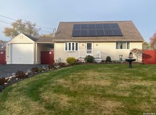 15 Tucker Ln, Centereach, NY