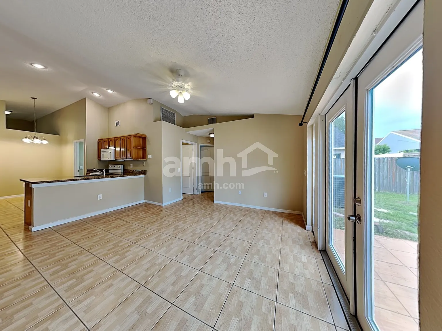 3 bed, 2.0 bath, 1400 sqft, $2,095 — Photo 4