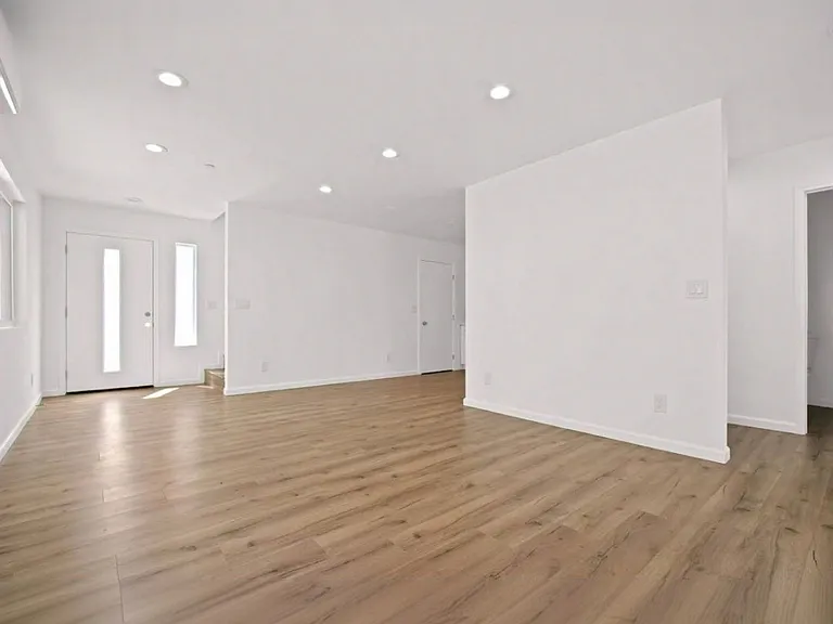 647 W 92nd St — Photo 2