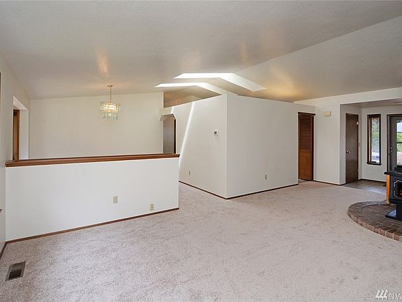5th image of 15519 Fishermans Ln NW
