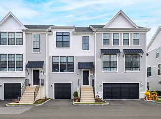 8 Brentwood Cir, Danbury, CT 06810