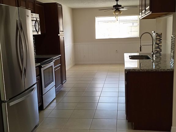 5th image of 1045 SE Floresta Dr