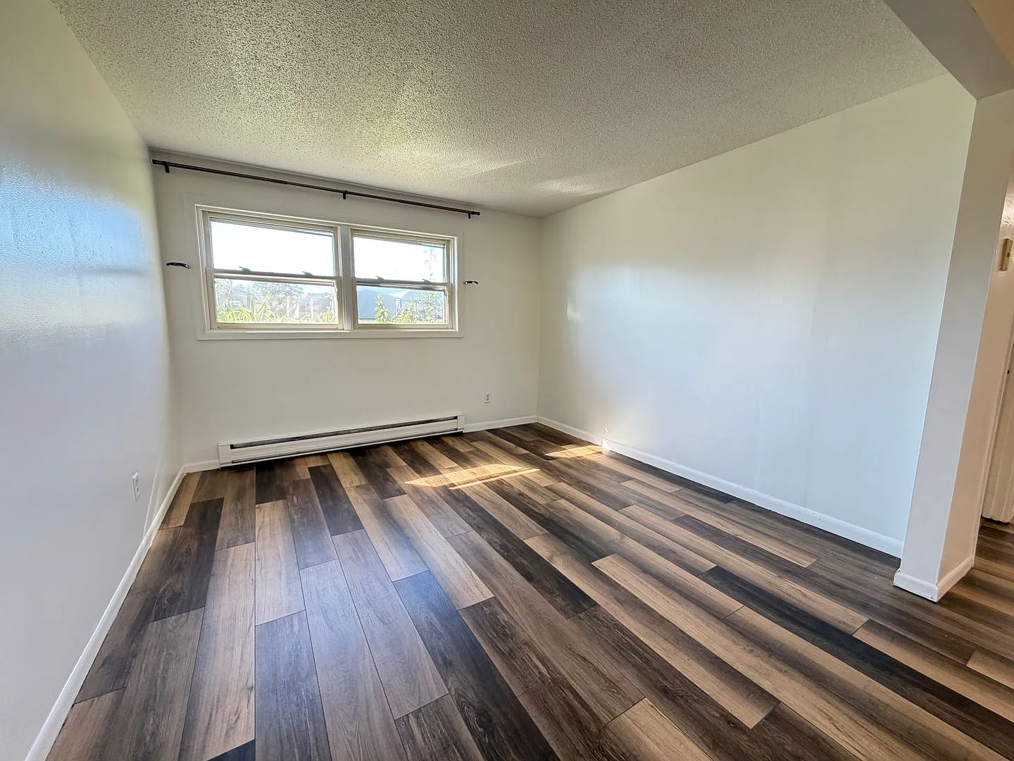 Large 3 Bedroom Apartment - Available Today!! — Photo 3