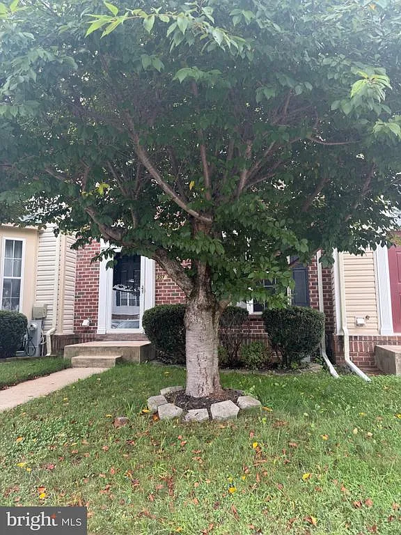 3 bed, 3.5 bath, 2010 sqft, $2,350 — Photo 2