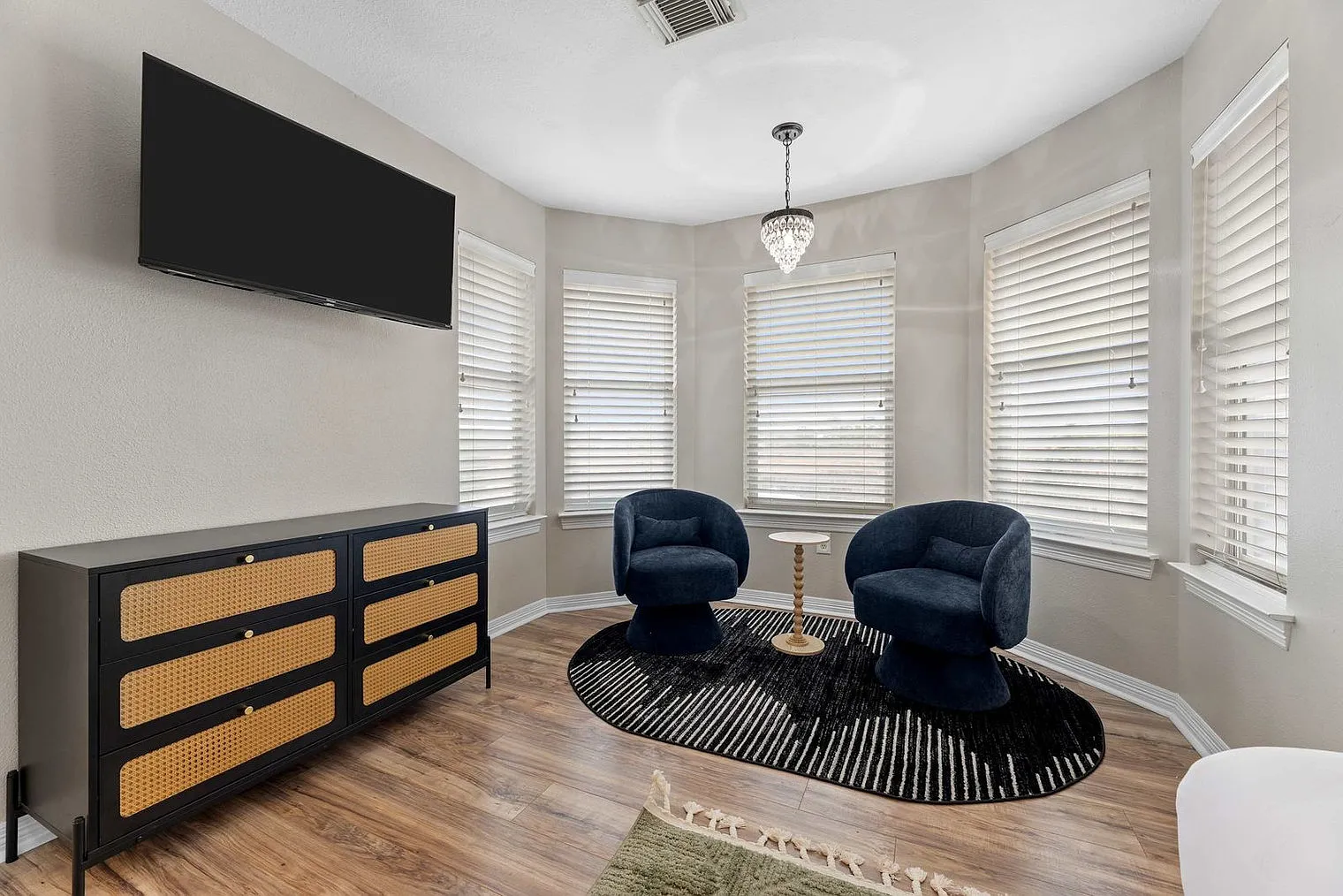 7 bed, 4.0 bath, 2249 sqft, $11,573 — Photo 4