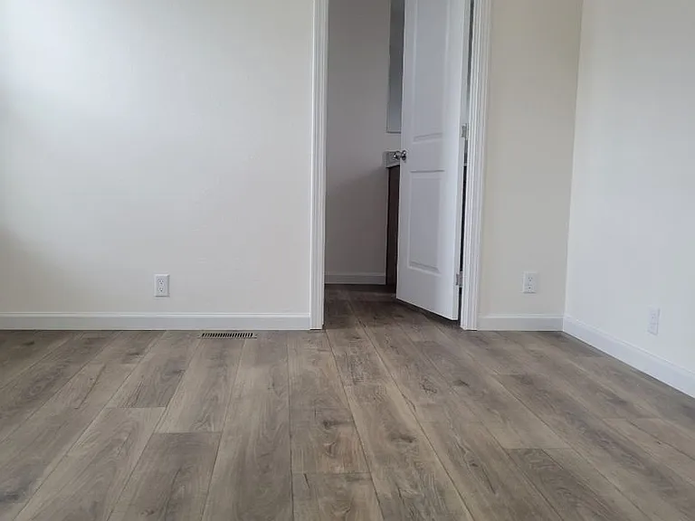 515 E Walnut St — Photo 7