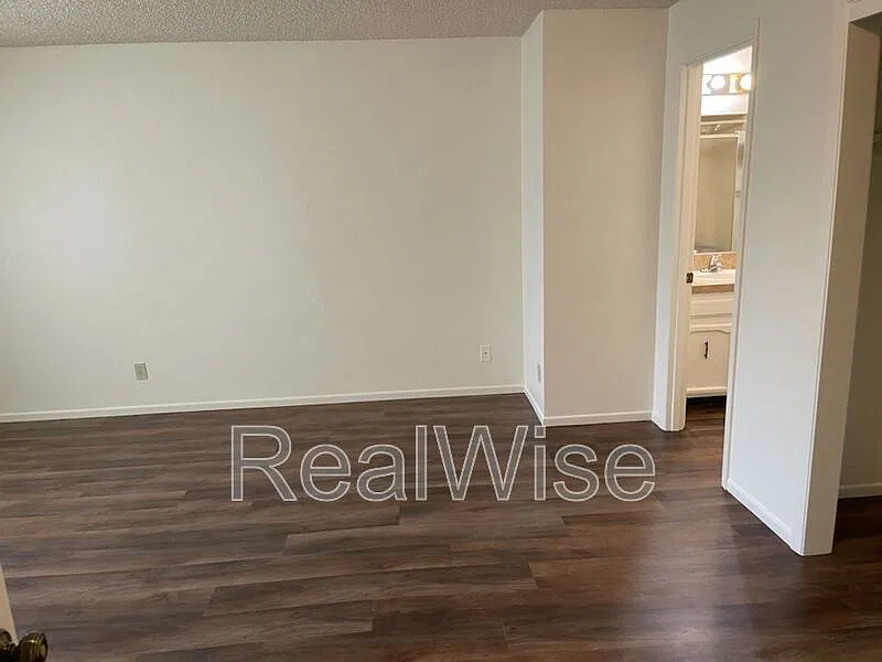 3 bed, 2.5 bath, 1200 sqft, $1,900 — Photo 2