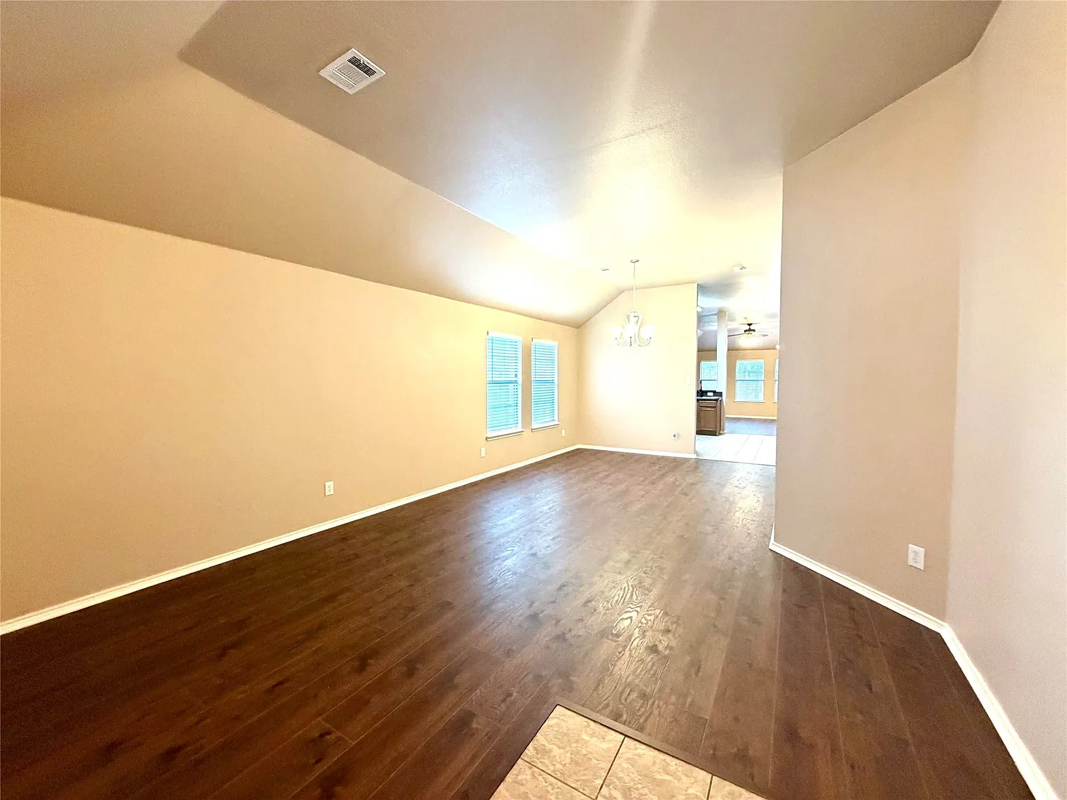3 bed, 2.0 bath, 1818 sqft, $2,100 — Photo 3