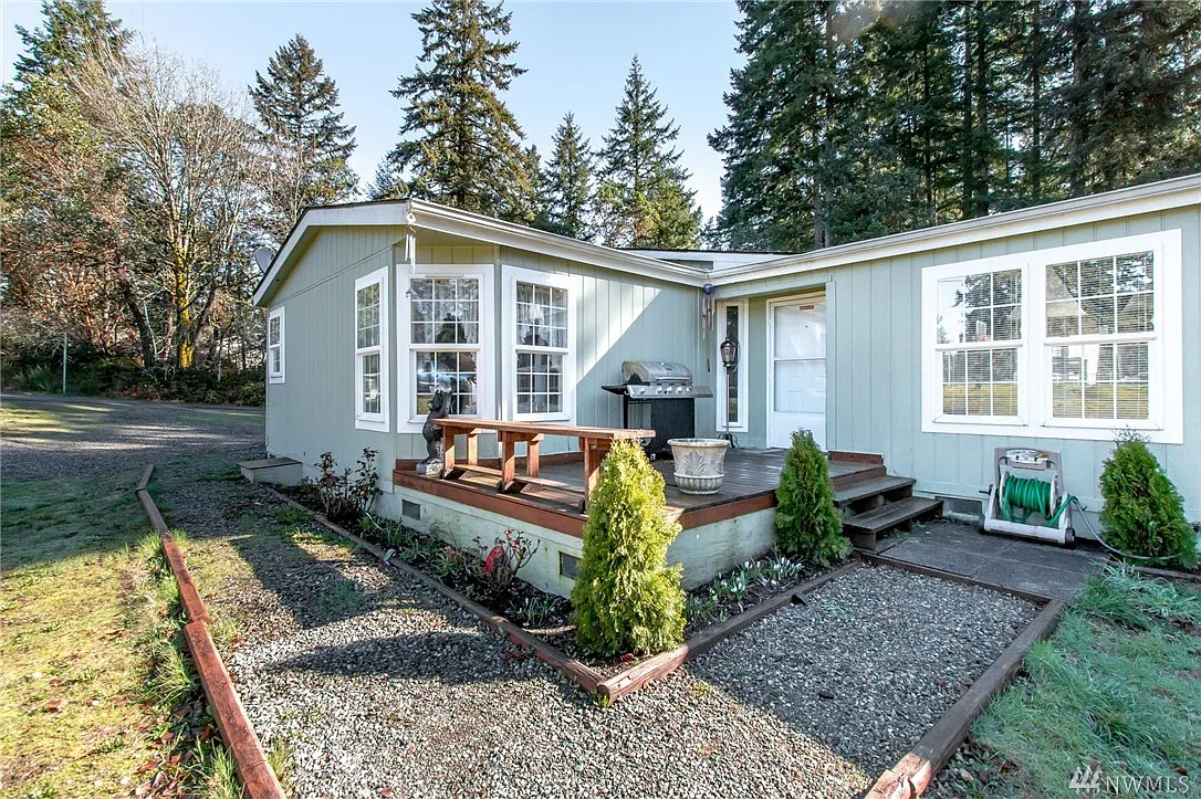 2301 Lake Dr SW photo 1