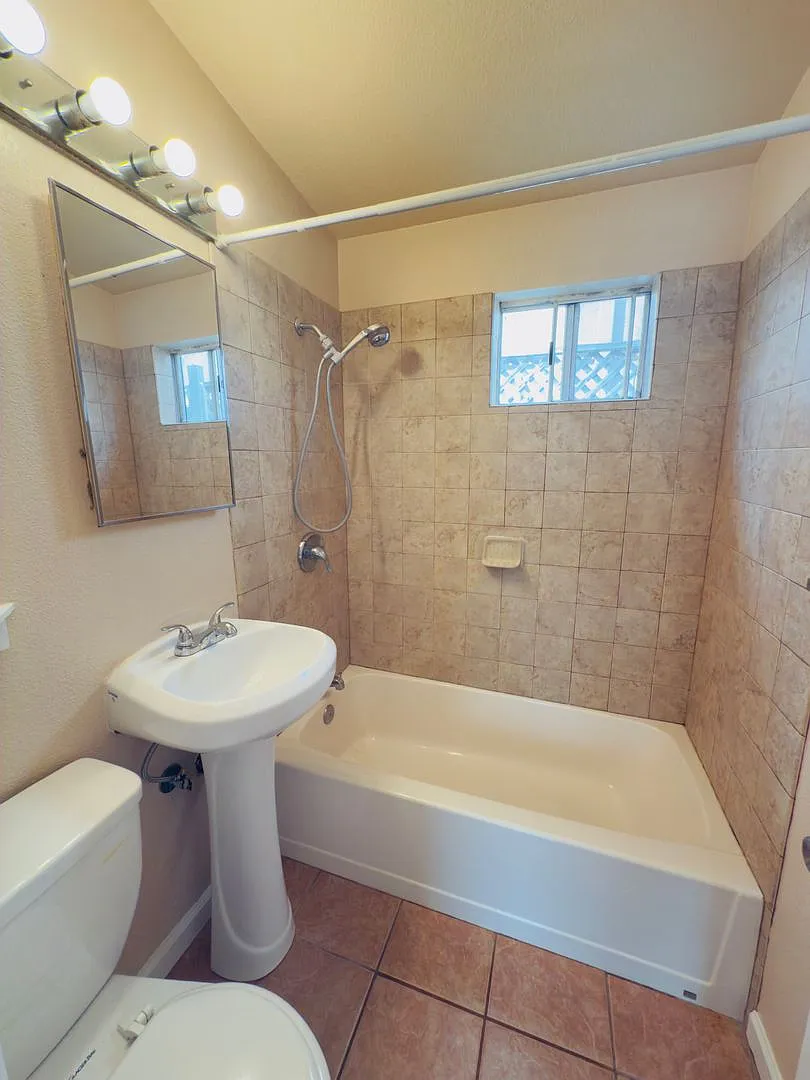 Awesome beach cottage across the Street from the Beach! — Photo 4