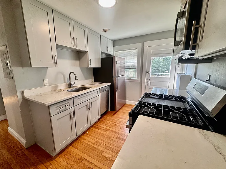 4907 Washington St #1L — Photo 2