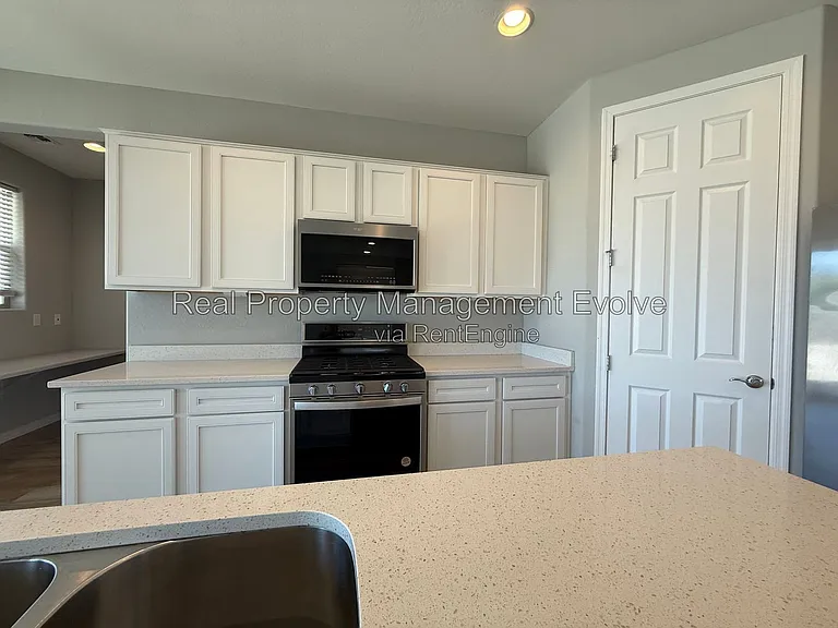 5618 N 87th Dr — Photo 8