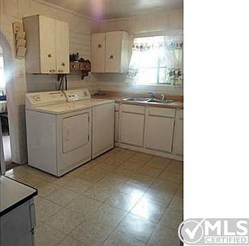 4th image of 219 Cherry St