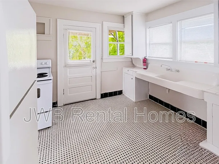 2022 Dellwood Ave #4 — Photo 2