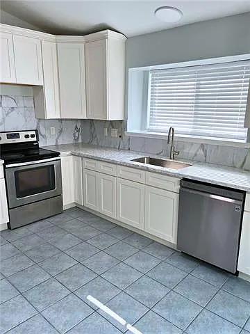 1028 Kingsway Dr W — Photo 6