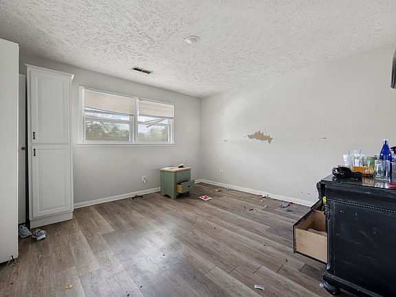 5th image of 906 3rd Ave. N